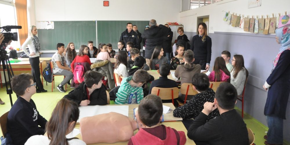 Uprava Policije MUP-a ZDK I INZ Provode Projekat Unapređenja Sigurnosti Djece U Osnovnim školama